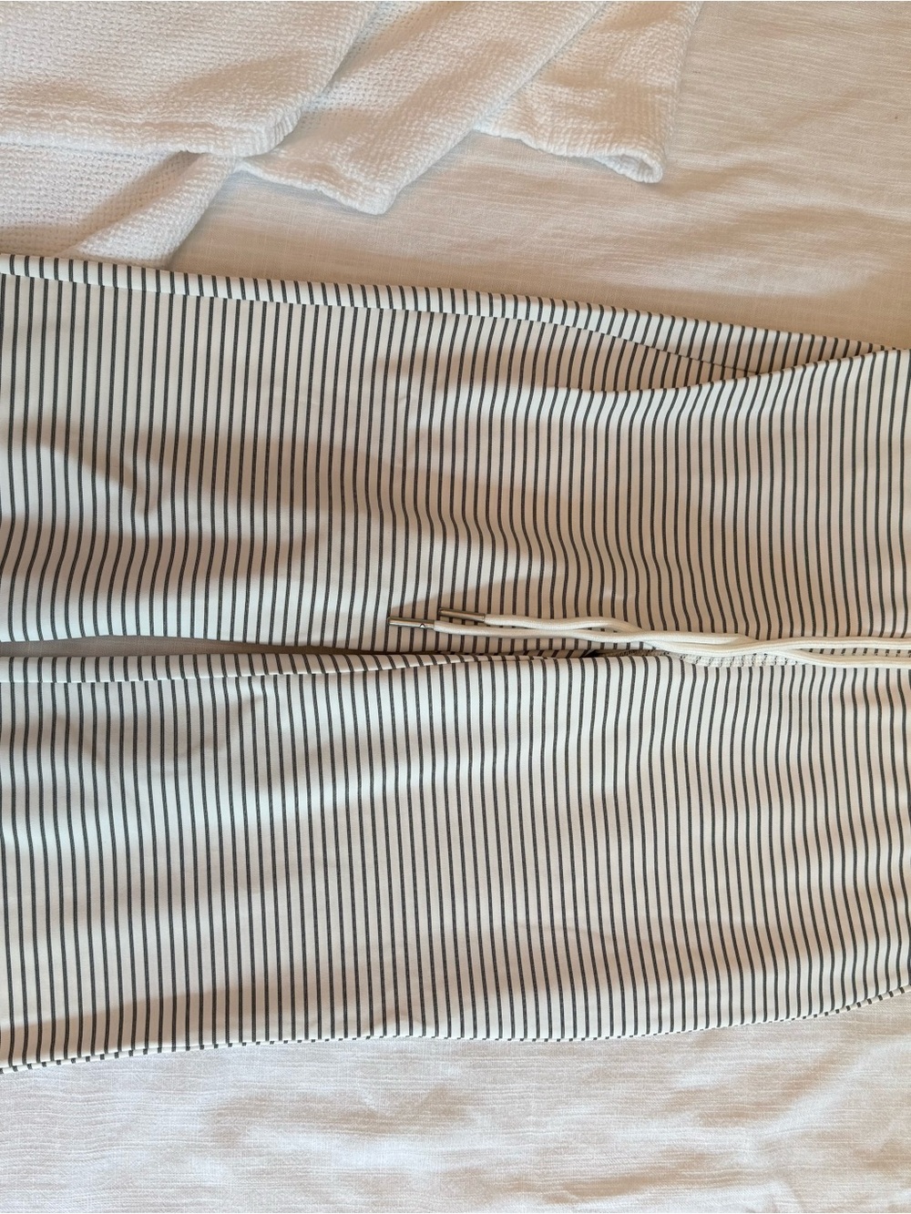HALARA White and Black Pinstripe Pencil Skirt